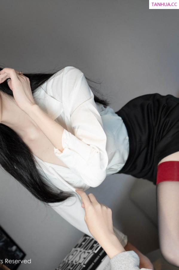 程程程  [XiuRen]高清写真图 2024.06.13 No.8697 程程程- 黑丝美腿第20张图片